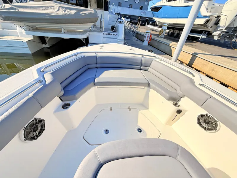 Slide: The Image of Boston Whaler 330 Outrage 2026 - 19