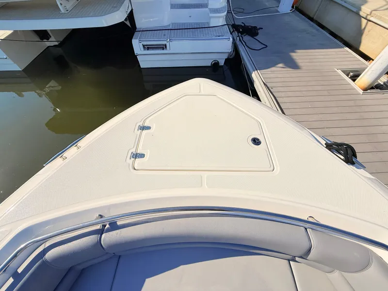 Slide: The Image of Boston Whaler 330 Outrage 2026 - 23