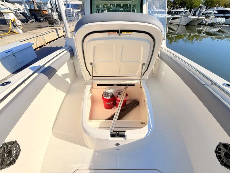 Slide: The Image of Boston Whaler 330 Outrage 2026 - 25