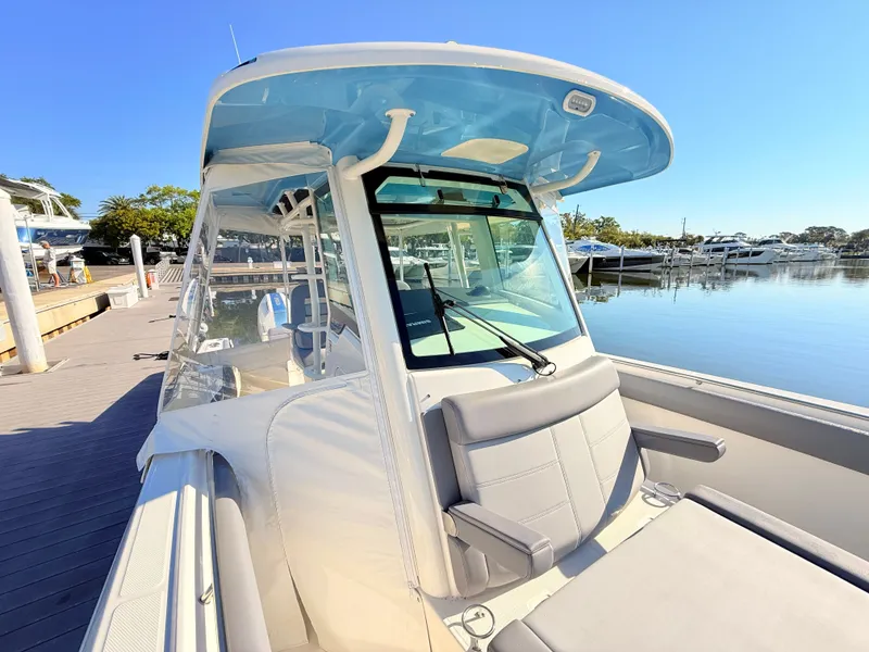 Slide: The Image of Boston Whaler 330 Outrage 2026 - 29