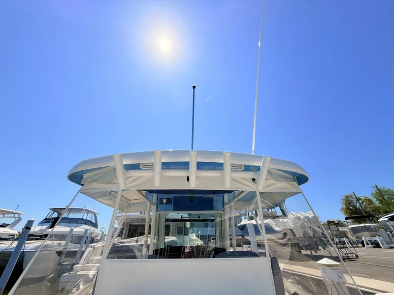 Slide: The Image of Boston Whaler 330 Outrage 2026 - 31