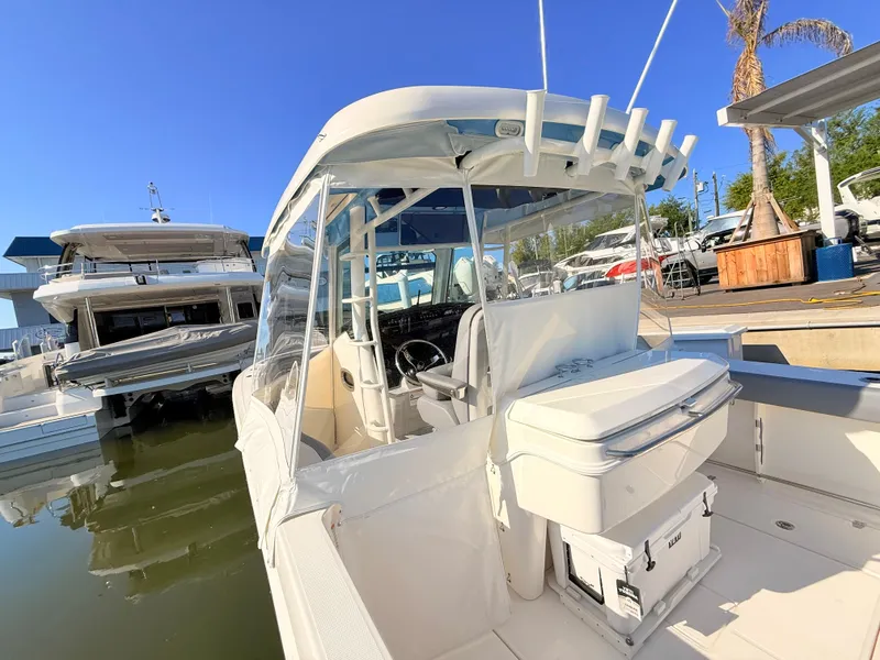 Slide: The Image of Boston Whaler 330 Outrage 2026 - 32