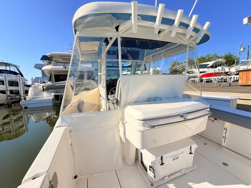 Slide: The Image of Boston Whaler 330 Outrage 2026 - 33
