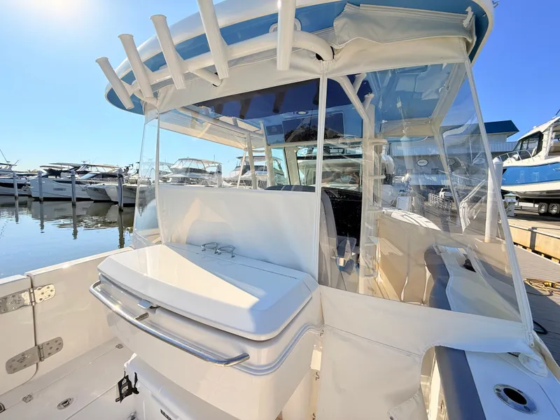 Slide: The Image of Boston Whaler 330 Outrage 2026 - 34