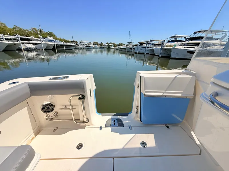 Slide: The Image of Boston Whaler 330 Outrage 2026 - 50
