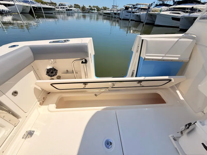 Slide: The Image of Boston Whaler 330 Outrage 2026 - 51