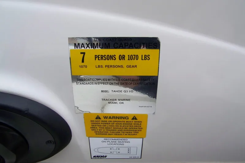 Slide: The Image of 2005 Tahoe Q4 I/O boat capacity label, maximum 7 persons or 1070 lbs. - 4