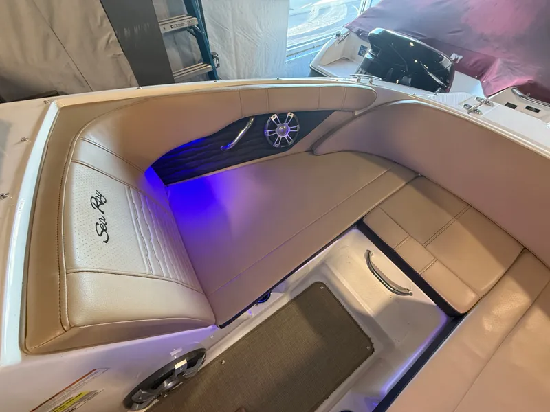 Slide: The Image of Sea Ray SPX 190 2023 - 11