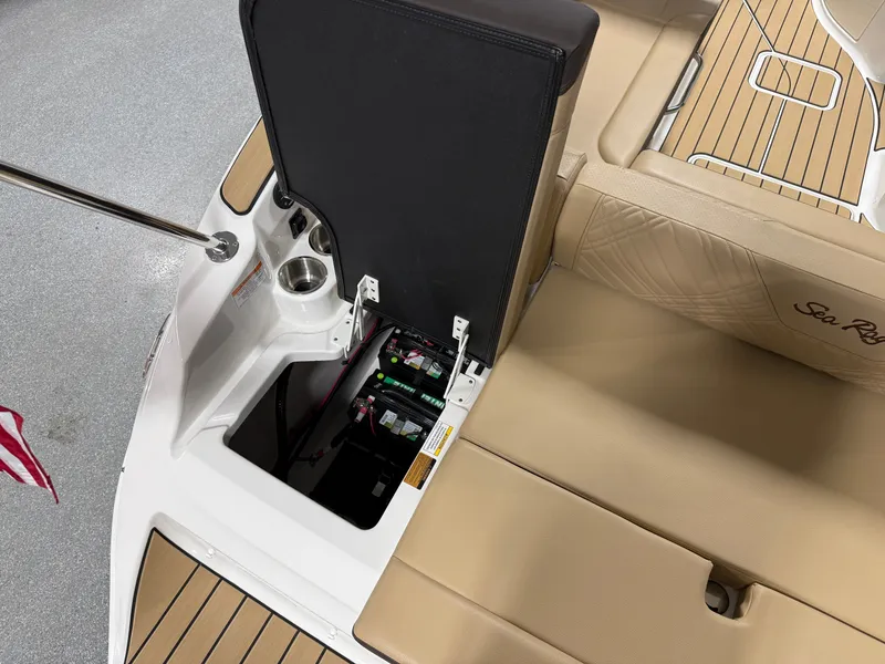 Slide: The Image of Sea Ray SDX 230 2026 - 16