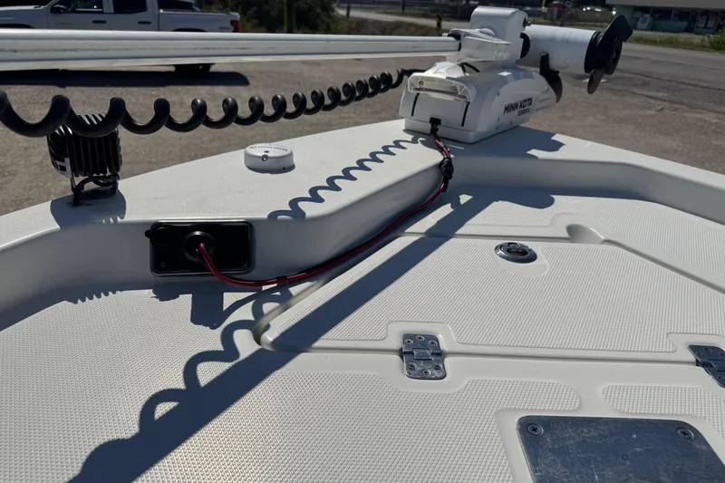 Slide: The Image of 2021 NauticStar 215 XTS Shallow Bay boat deck with Minn Kota trolling motor. - 11