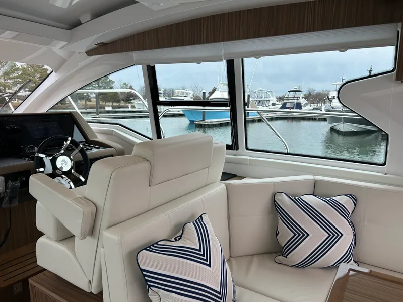 Slide: The Image of Cruisers Yachts 42 Cantius 2026 - 31