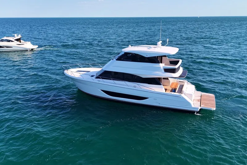 The Image of Die Maritimo M50 von 2026 ist eine elegante Motoryacht auf offenem Meer mit modernem Design. - 0