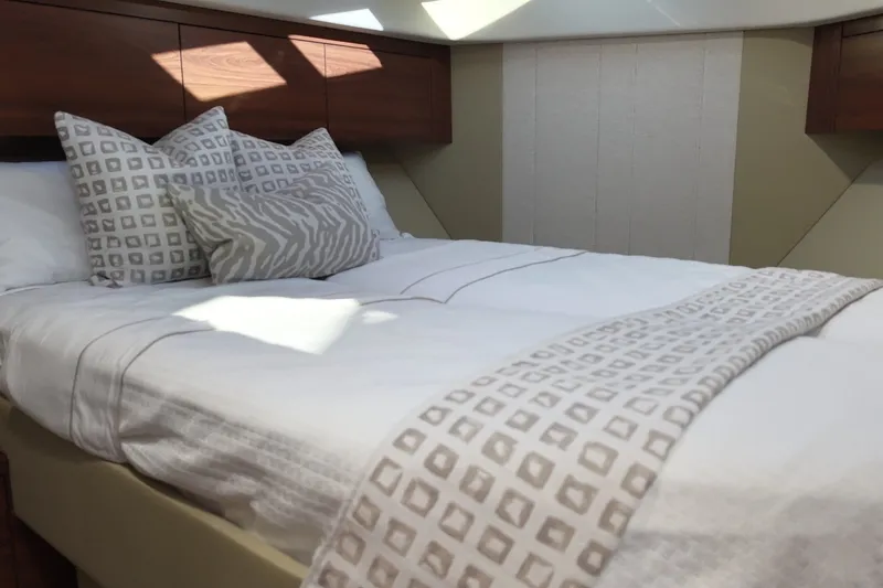 Slide: The Image of Elegantes Schlafzimmer mit modernem Design und gemusterten Kissen auf einem gemütlichen Bett. - 26