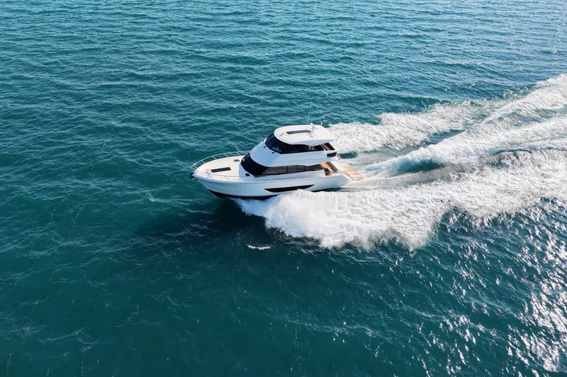 Slide: The Image of Die Maritimo M50 von 2026 fährt schnell über das offene Meer, umgeben von blauem Wasser. - 3