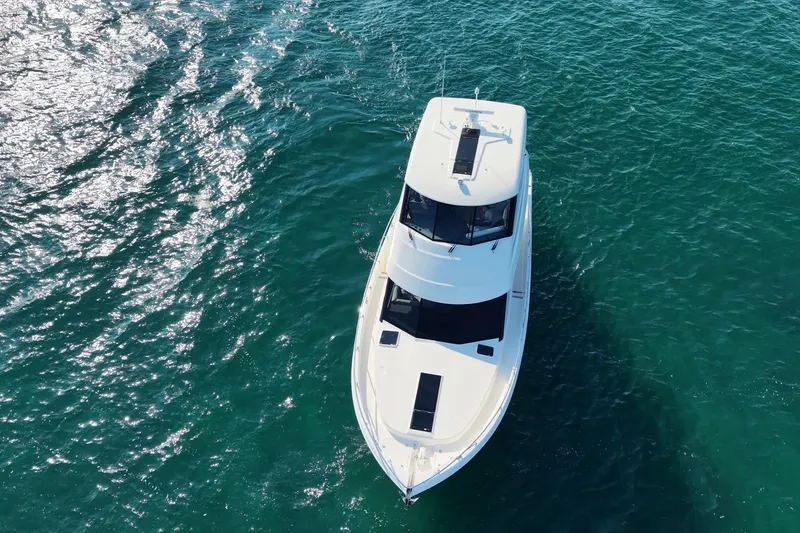 Slide: The Image of Luftaufnahme einer eleganten Maritimo M50 Yacht auf ruhigem, türkisfarbenem Wasser. - 5