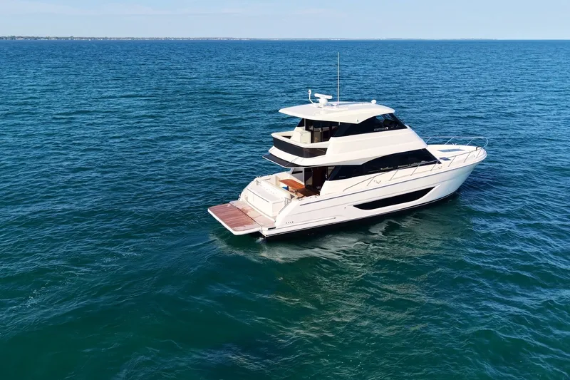 Slide: The Image of Die Maritimo M50 von 2026 ist eine luxuriöse Motoryacht auf offenem Meer mit elegantem Design. - 2