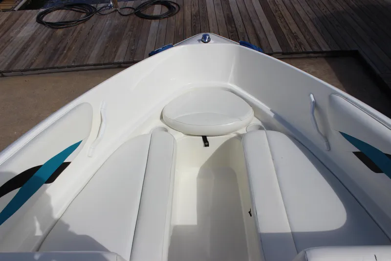 Slide: The Image of Bow seating area of a 2000 Wellcraft 186 SS/S boat with white upholstery. - 18