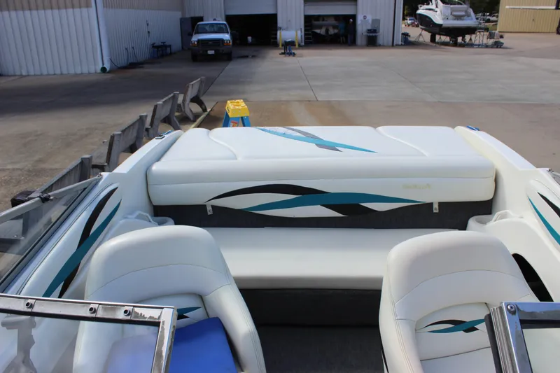 Slide: The Image of Interior of a 2000 Wellcraft 186 SS/S boat with white and blue seating. - 19