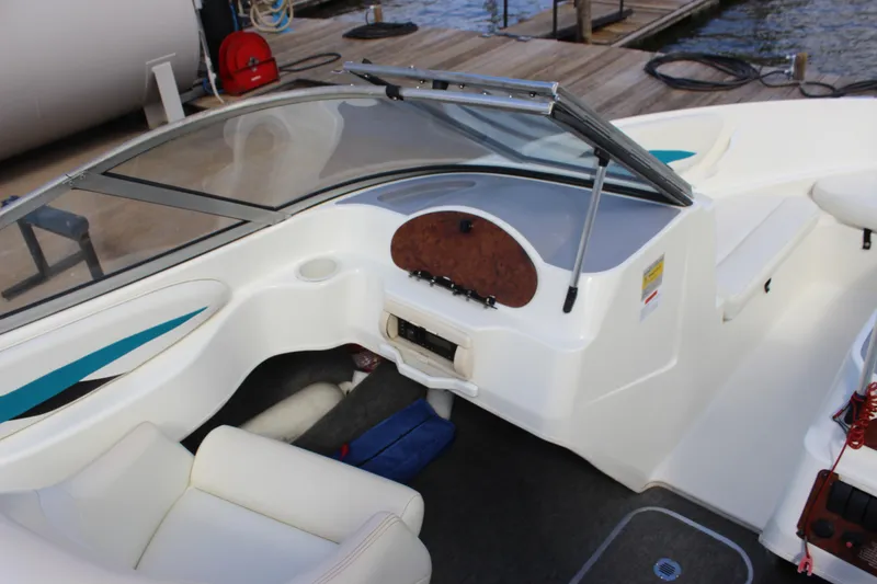 Slide: The Image of Interior of a 2000 Wellcraft 186 SS/S boat with white seating and dashboard. - 21