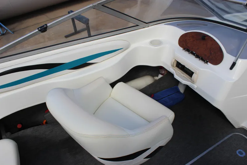Slide: The Image of Interior of 2000 Wellcraft 186 SS/S boat with white seating and dashboard details. - 22