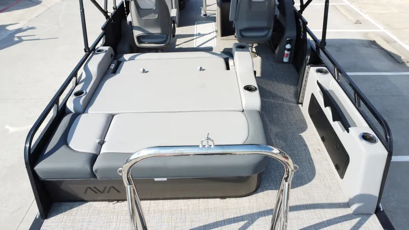 Slide: The Image of Avalon LSZ Versatile Rear Bench - 23' 2025 - 21