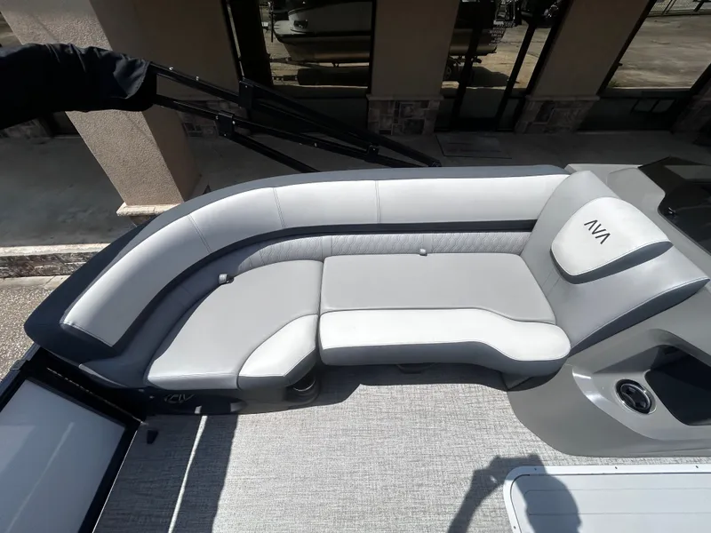 Slide: The Image of Avalon LSZ Versatile Rear Bench - 23' 2025 - 11