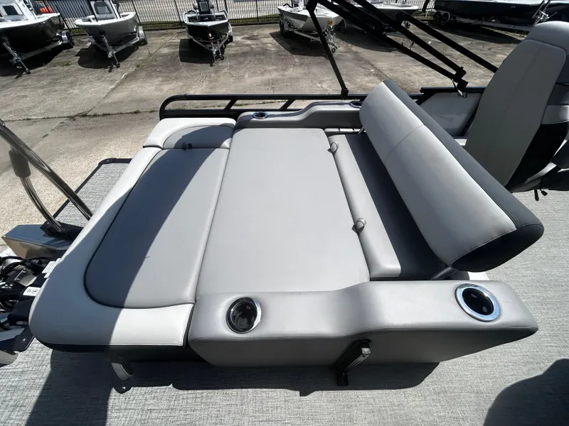 Slide: The Image of Avalon LSZ Versatile Rear Bench - 23' 2025 - 28
