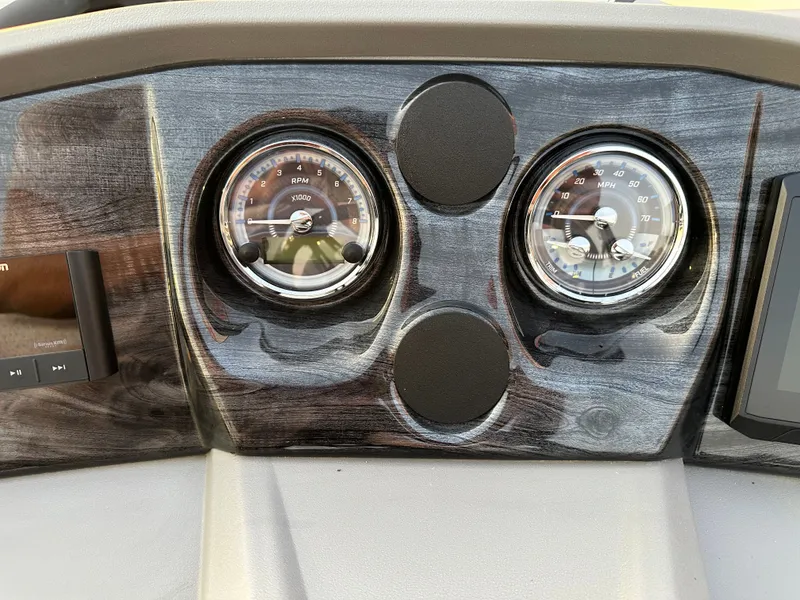 Slide: The Image of Avalon LSZ Versatile Rear Bench - 25' 2025 - 21