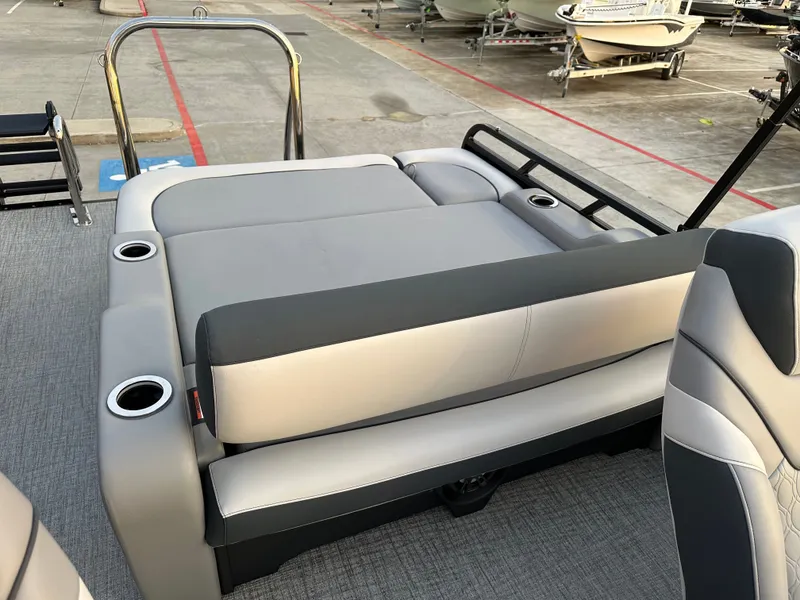 Slide: The Image of Avalon LSZ Versatile Rear Bench - 25' 2025 - 28