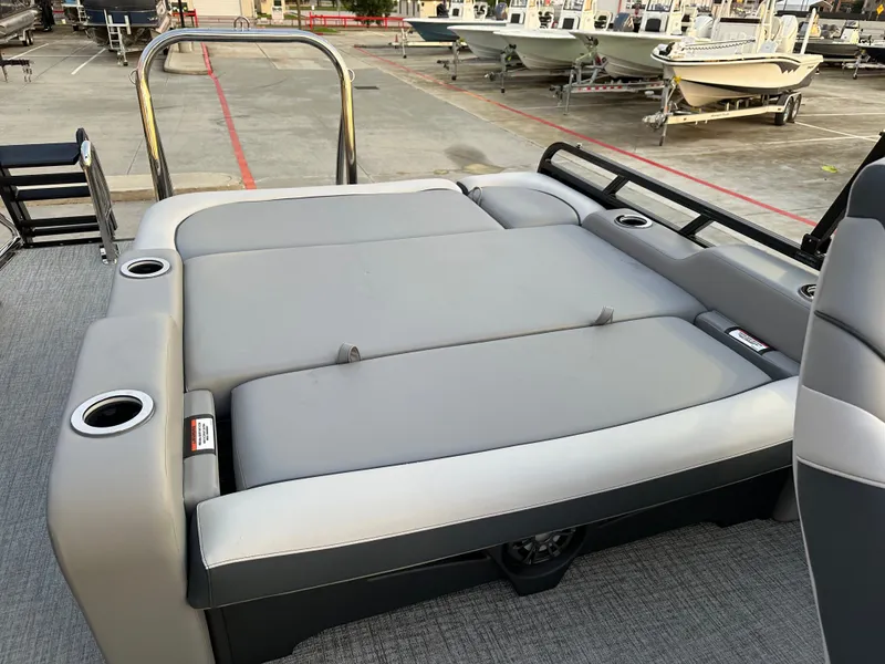 Slide: The Image of Avalon LSZ Versatile Rear Bench - 25' 2025 - 32