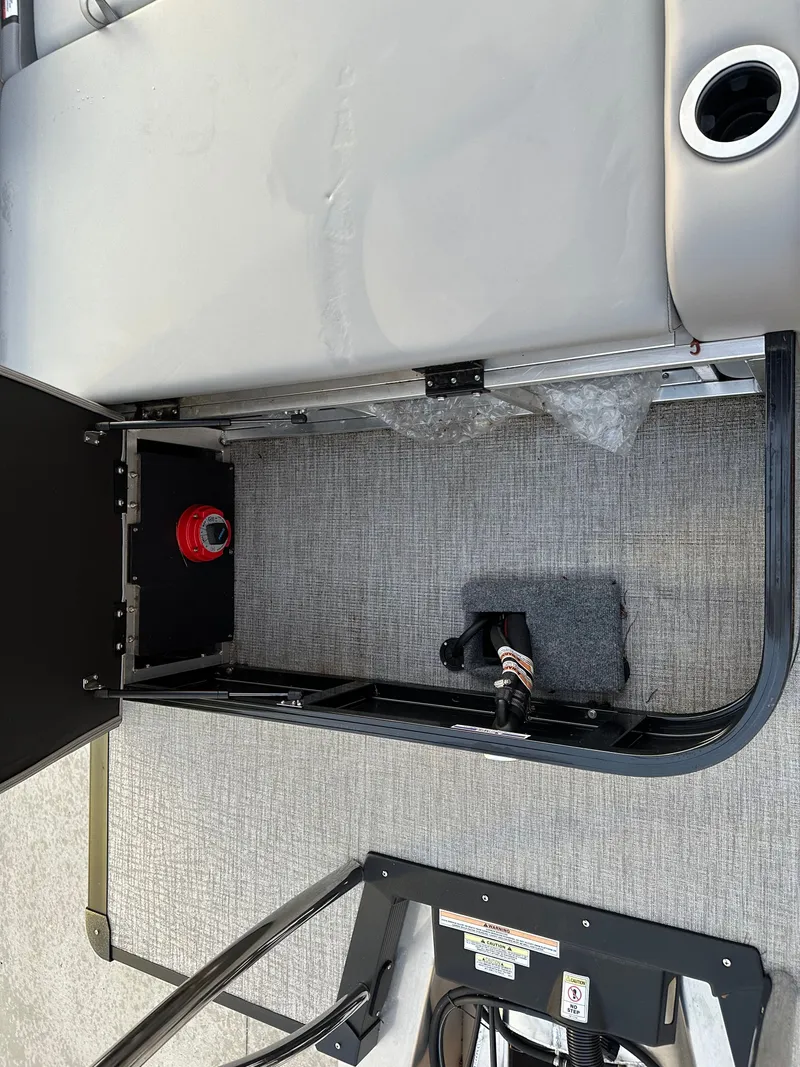 Slide: The Image of Avalon LSZ Versatile Rear Bench - 25' 2025 - 33