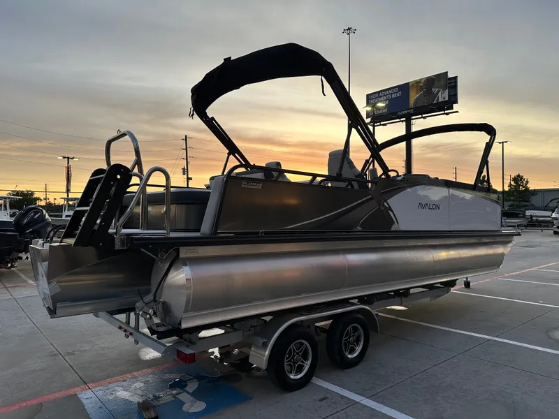 Slide: The Image of Avalon LSZ Versatile Rear Bench - 25' 2025 - 8