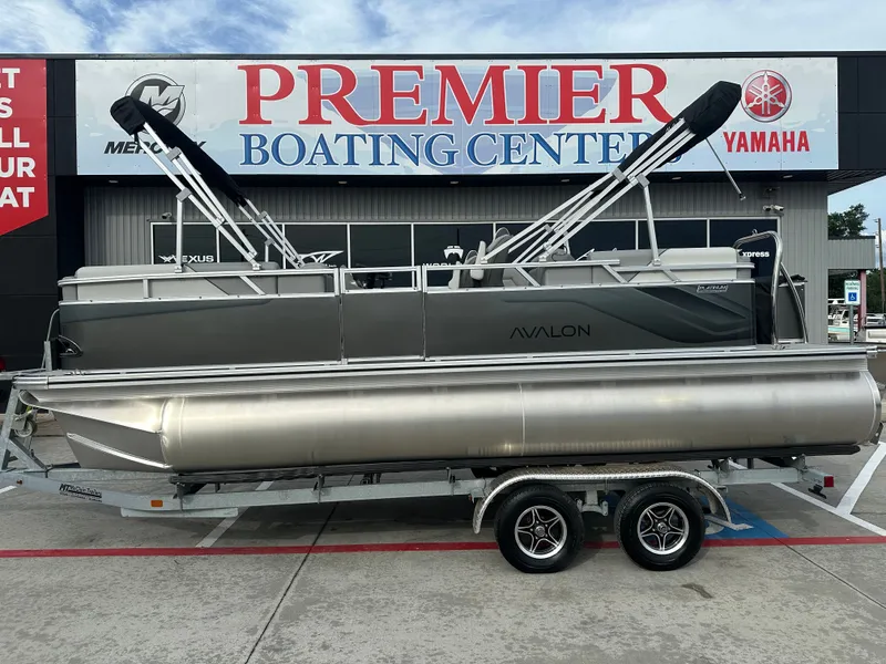 The Image of Avalon Venture Quad Lounge - 21' 2025 - 1