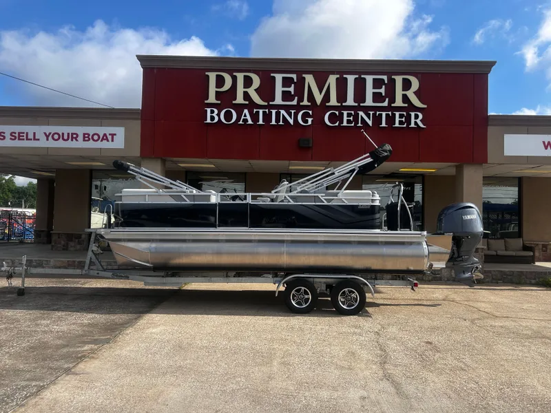 The Image of Avalon Venture Quad Lounge - 21' 2025 - 1