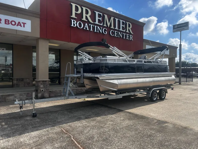 Slide: The Image of Avalon Venture Quad Lounge - 21' 2025 - 3