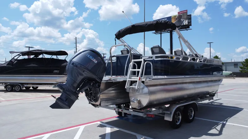 Slide: The Image of Avalon Venture Rear Fish - 21' 2026 - 10