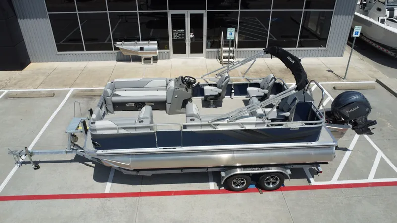 Slide: The Image of Avalon Venture Rear Fish - 21' 2026 - 16