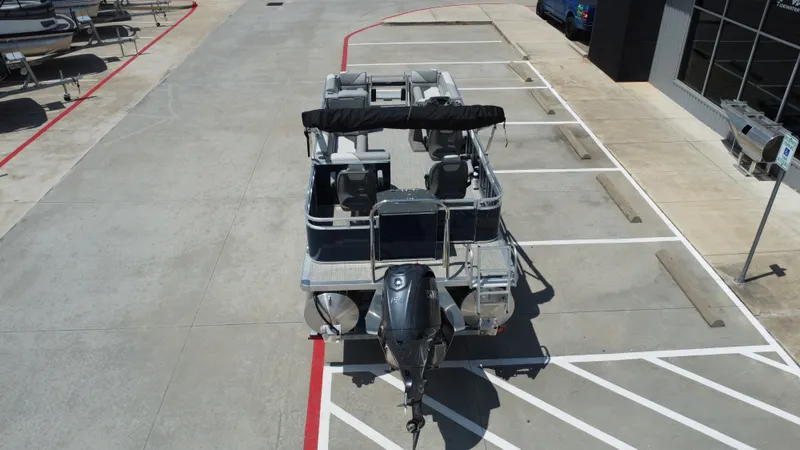 Slide: The Image of Avalon Venture Rear Fish - 21' 2026 - 18