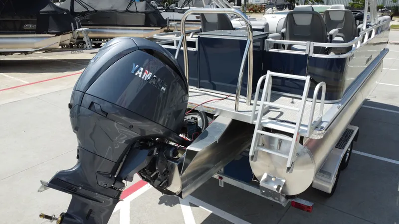 Slide: The Image of Avalon Venture Rear Fish - 21' 2026 - 24