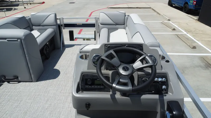 Slide: The Image of Avalon Venture Rear Fish - 21' 2026 - 27