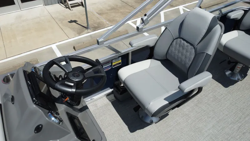 Slide: The Image of Avalon Venture Rear Fish - 21' 2026 - 29