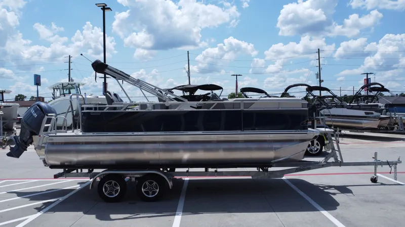 Slide: The Image of Avalon Venture Rear Fish - 21' 2026 - 6