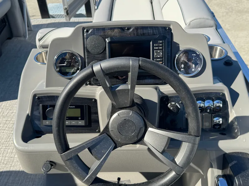 Slide: The Image of Avalon Venture Rear Fish - 21' 2025 - 13