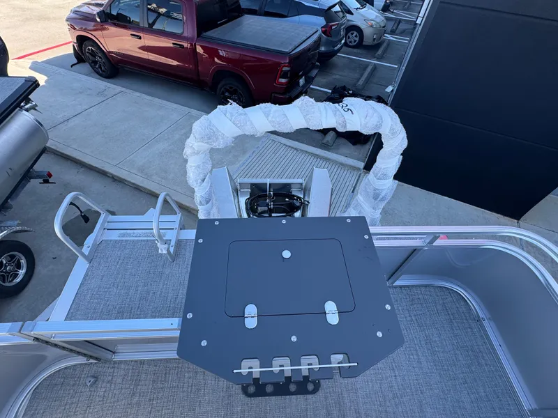 Slide: The Image of Avalon Venture Rear Fish - 21' 2025 - 16