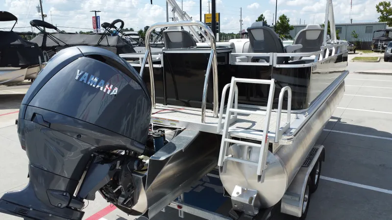 Slide: The Image of Avalon Venture Rear Fish - 21' 2026 - 24