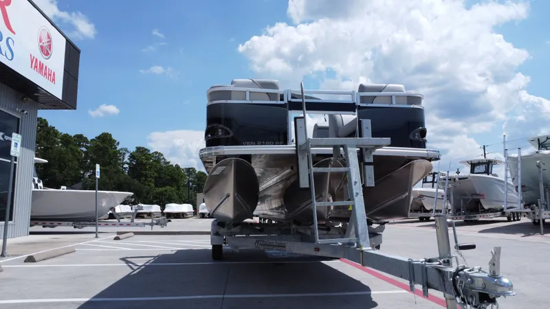 Slide: The Image of Avalon Venture Rear Fish - 21' 2026 - 30