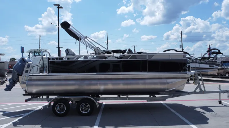 Slide: The Image of Avalon Venture Rear Fish - 21' 2026 - 6