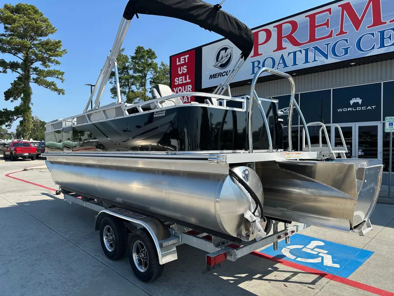 Slide: The Image of Avalon Venture Rear Fish - 21' 2025 - 10