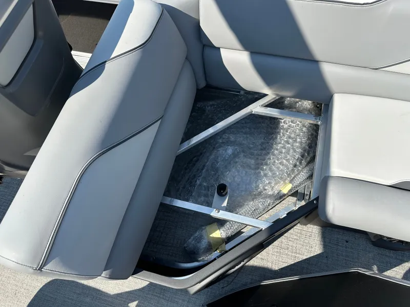 Slide: The Image of Avalon Venture Rear Fish - 21' 2025 - 22