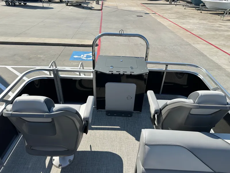 Slide: The Image of Avalon Venture Rear Fish - 21' 2025 - 30